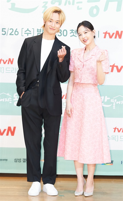 姜漢娜及金度完會在劇中飾演一對。