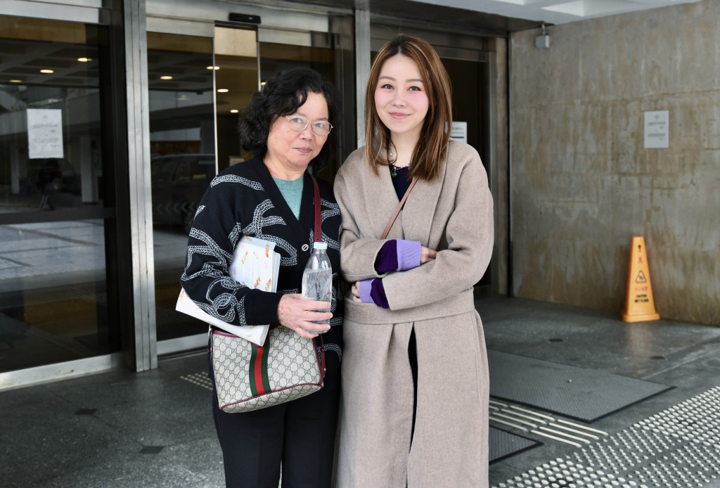 張韋怡 ( 右 )與母親曾秀英 ( 左 )步出法庭。資料圖片