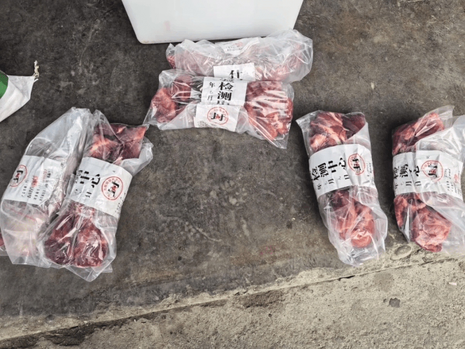 四川黑心工場豬肉上塗牛油牛血扮牛肉出售,涉案逾百萬,警拘16人。 四川黑心工場豬肉上塗牛油牛血扮牛肉出售,涉案逾百萬,警拘16人。