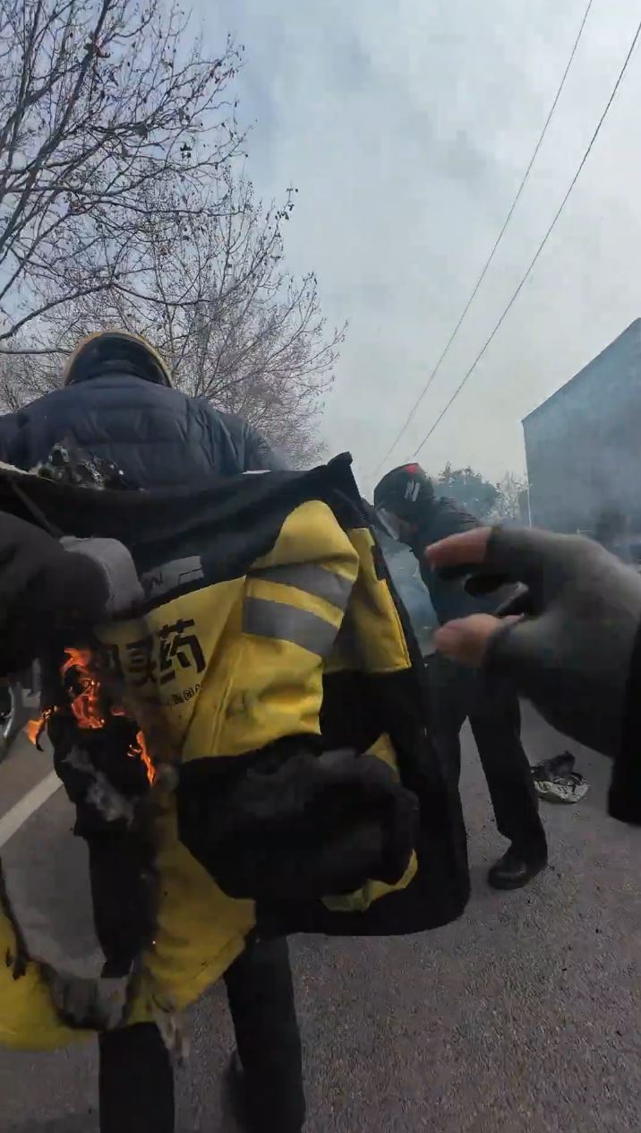 許先生協助起火騎手脫掉衣服。抖音@多哆飼養員