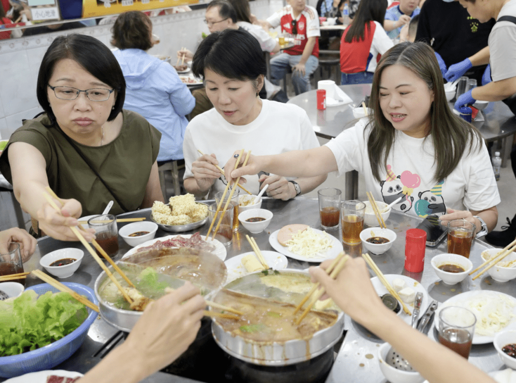 阿仙奴對熱刺精彩賽事過後,羅淑佩一行人到九龍城一間火鍋店宵夜,巧遇《星島》記者。何君健攝 阿仙奴對熱刺精彩賽事過後,羅淑佩一行人到九龍城一間火鍋店宵夜,巧遇《星島》記者。何君健攝