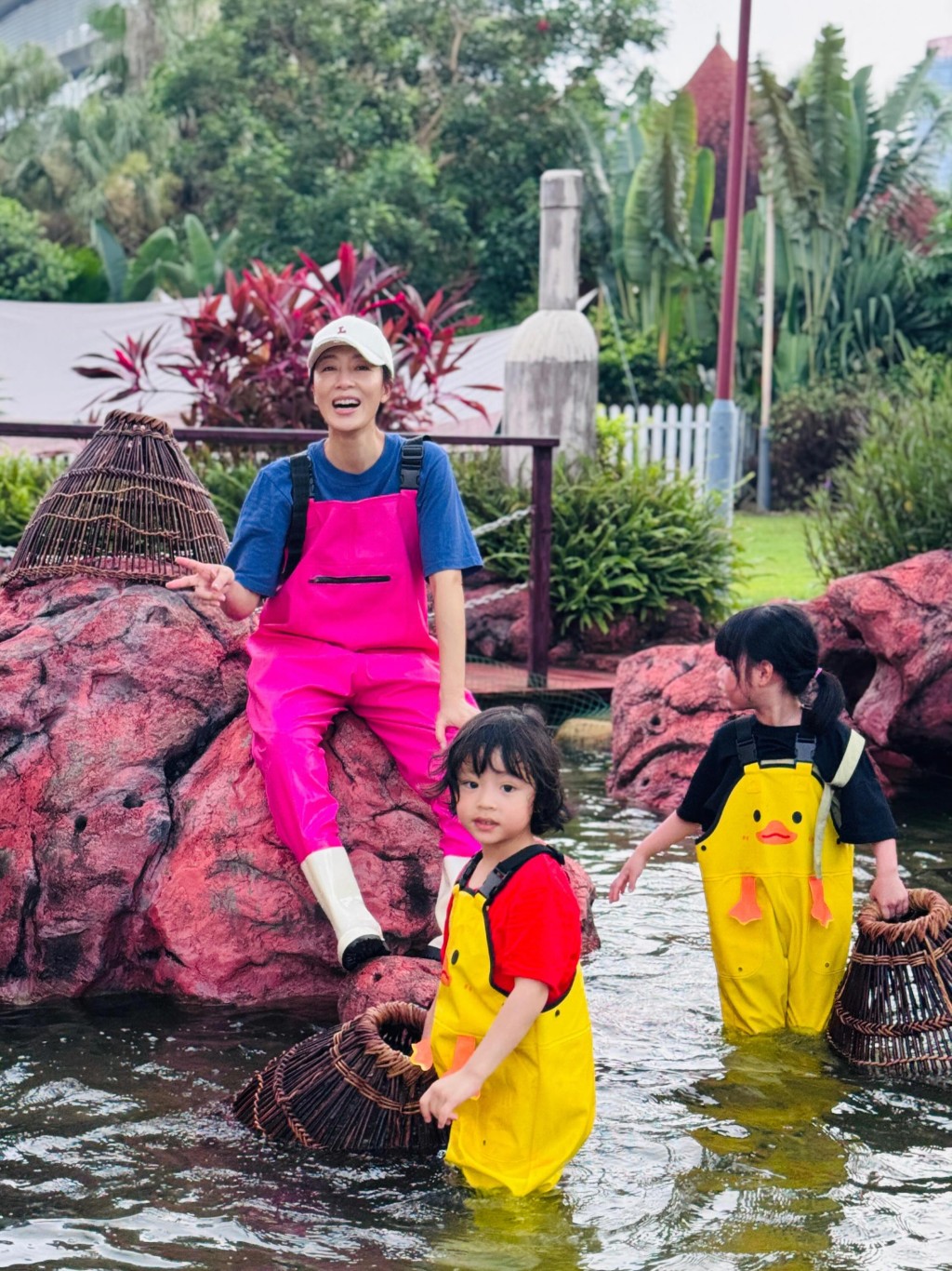 看見老公與仔女驚喜現身,楊茜堯坐在池邊比V字開懷大笑。 看見老公與仔女驚喜現身,楊茜堯坐在池邊比V字開懷大笑。