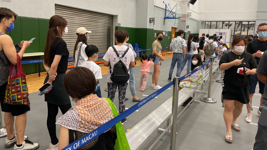 澳門市民排隊進行核酸檢測。網上圖片
