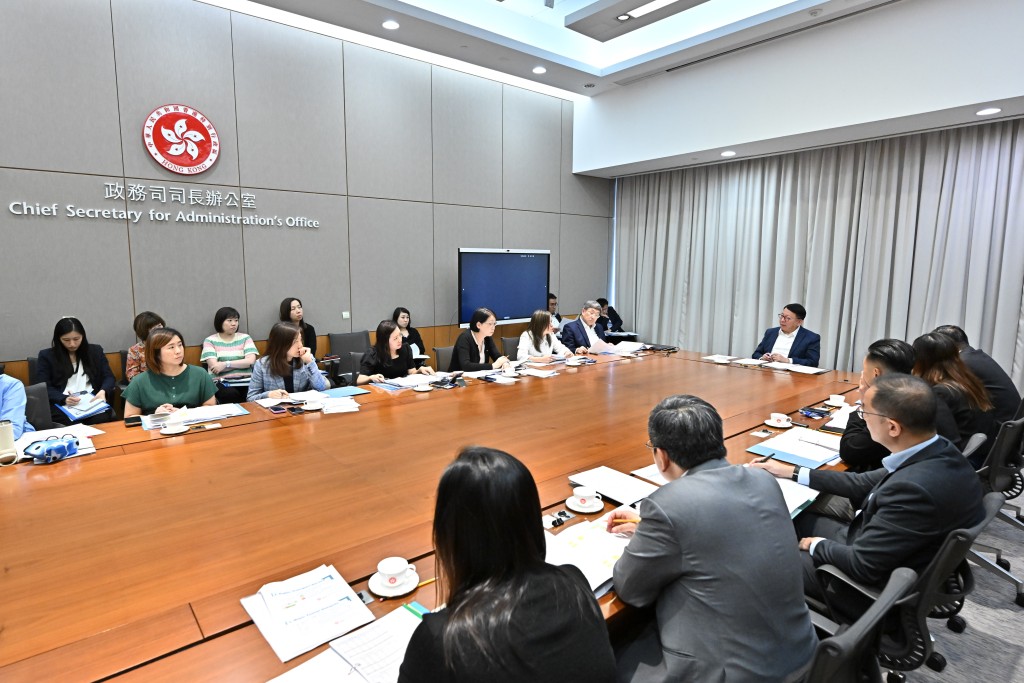 陳國基今日主持節慶安排跨部門工作小組會議，全面統籌並督導各政府部門就內地端午節長周末期間接待訪港旅客的預備工作。政府新聞處