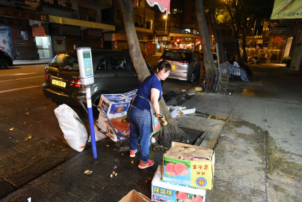 一名女職員在現場理貨,怎料突然間背後有一聲巨響,才嚇然發現有人在近距離下墮樓。
