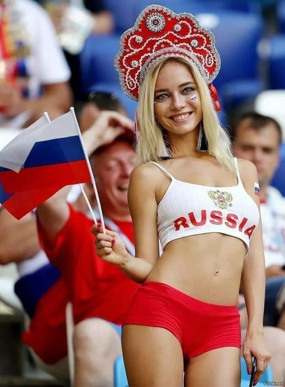 俄罗斯演员兰捷露娃于一八年的世界杯上，穿著性感地挥舞著俄罗斯国旗，此战可谓「一战成名」，及后她就被誉为「世界杯最性感女球迷」。网上图片