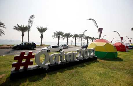 世界杯主题装饰摆设，在Corniche海滨大道随处可见。