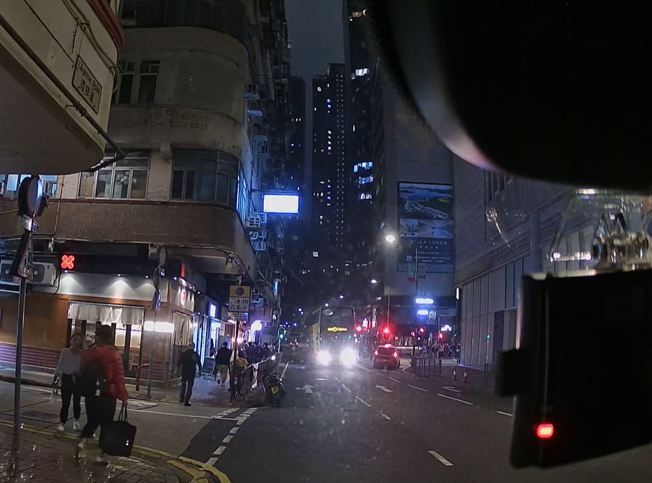 城巴於銅鑼灣鬧市逆線行車。fb車cam L（香港群組）影片截圖