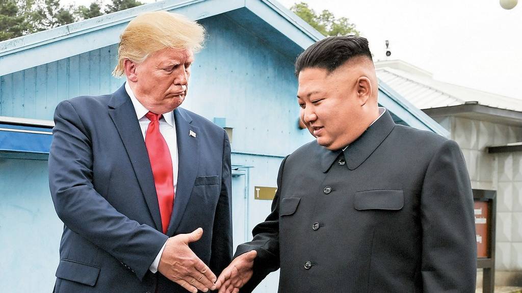 2019年6月北韓領袖金正恩與美國總統特朗普在板門店會面。 美聯社資料圖