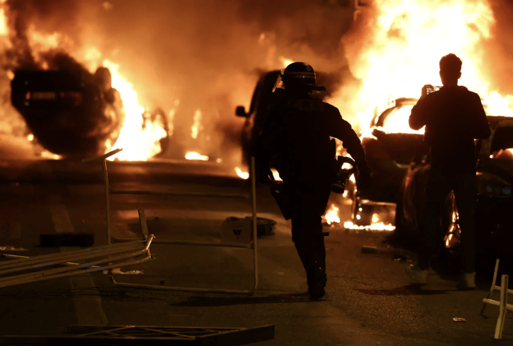 騷亂造成車輛及建築物被縱火。路透社