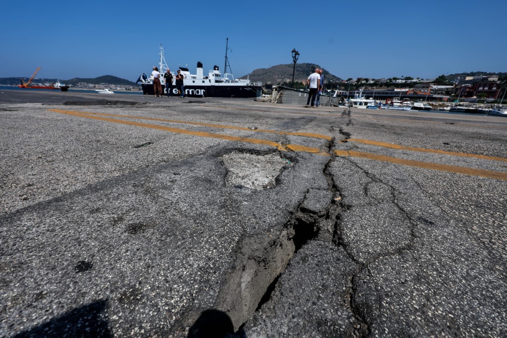 意大利南部那不勒斯附近周五(1日)發生黎克特制4.7級地震,造成至少26人受傷,約300人要疏散。美聯社 意大利南部那不勒斯附近周五(1日)發生黎克特制4.7級地震,造成至少26人受傷,約300人要疏散。美聯社