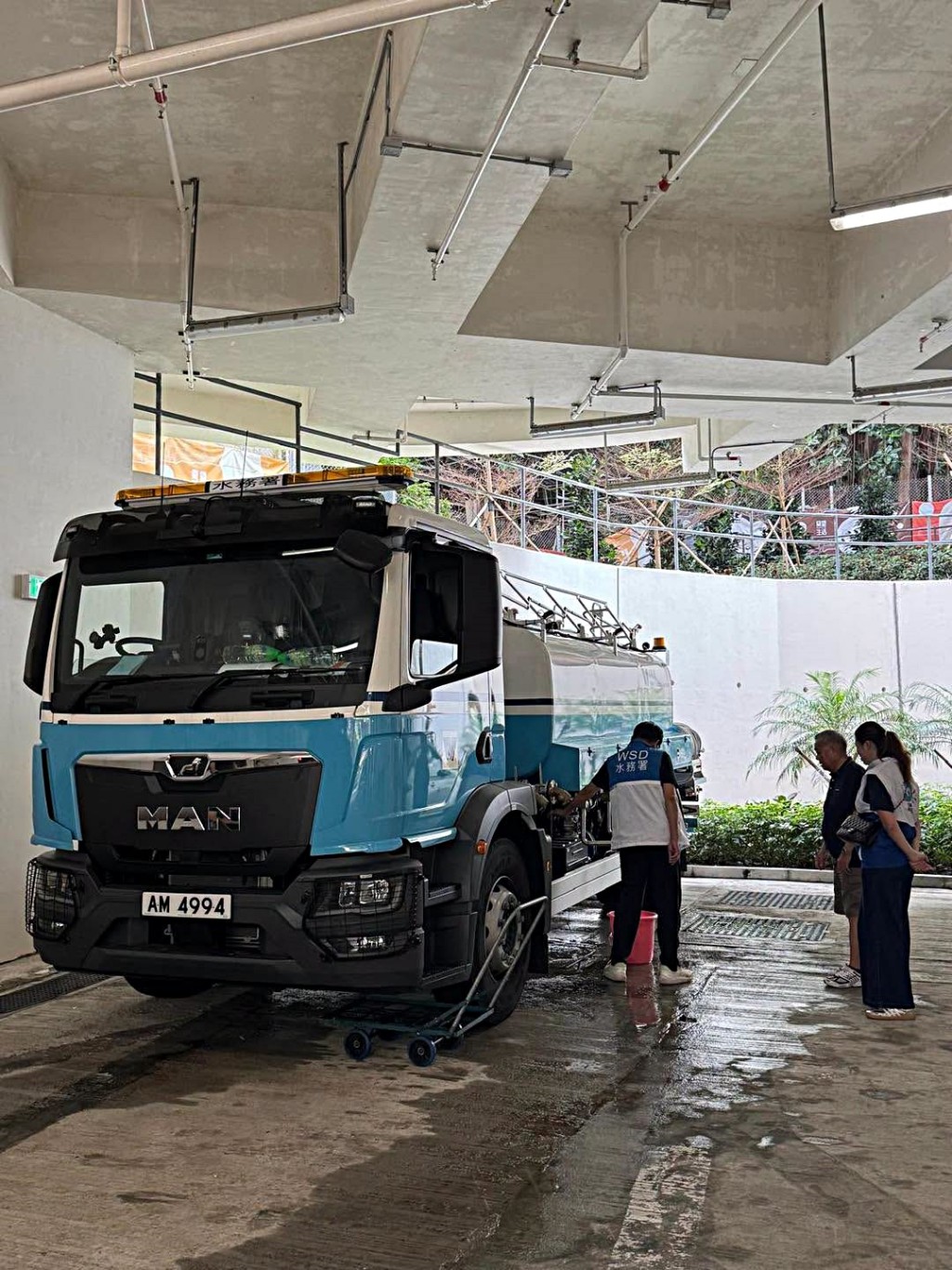 水務署派出水車方便市民取水。 水務署派出水車方便市民取水。