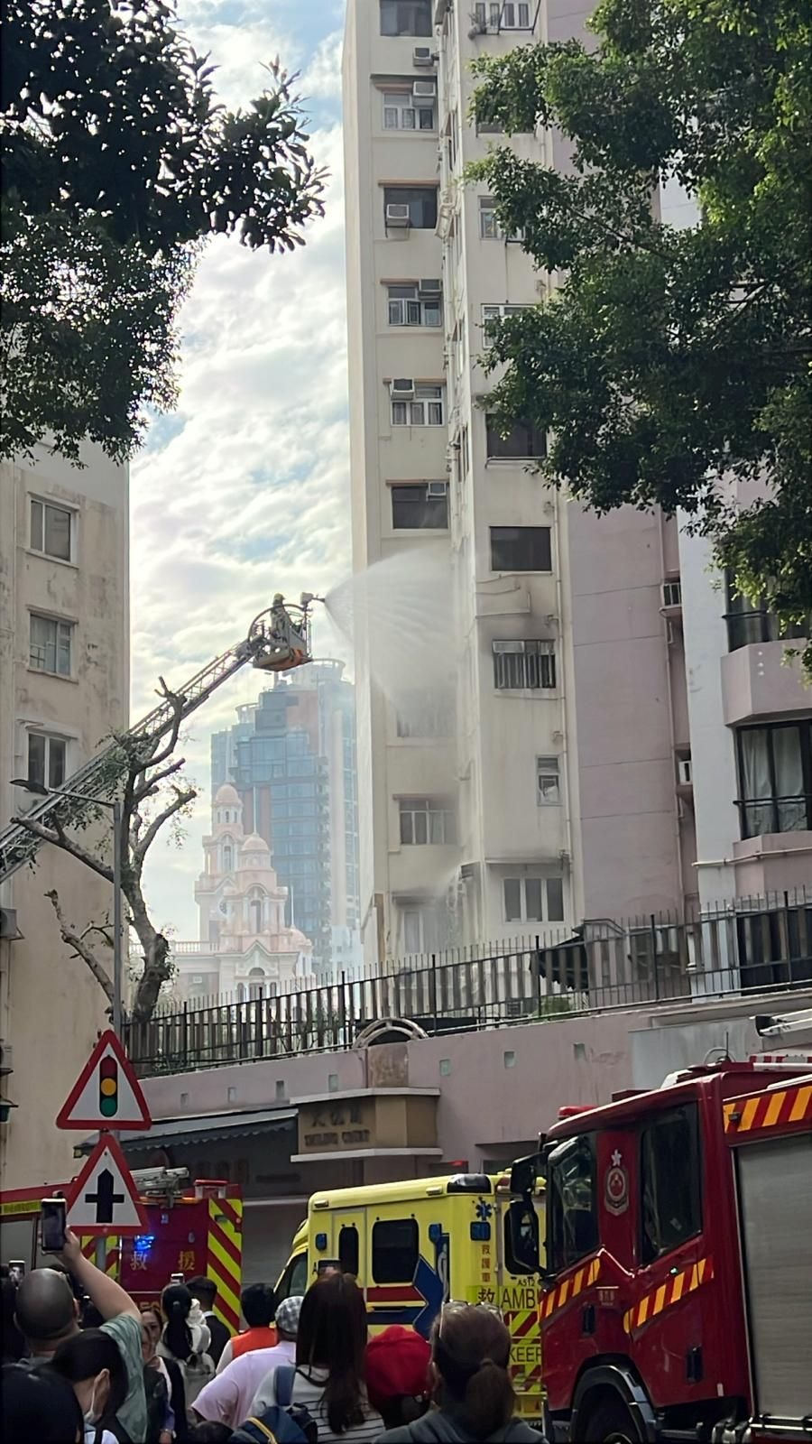消防到場升起雲梯，並動用一條喉及一隊煙帽隊灌救。網上圖片