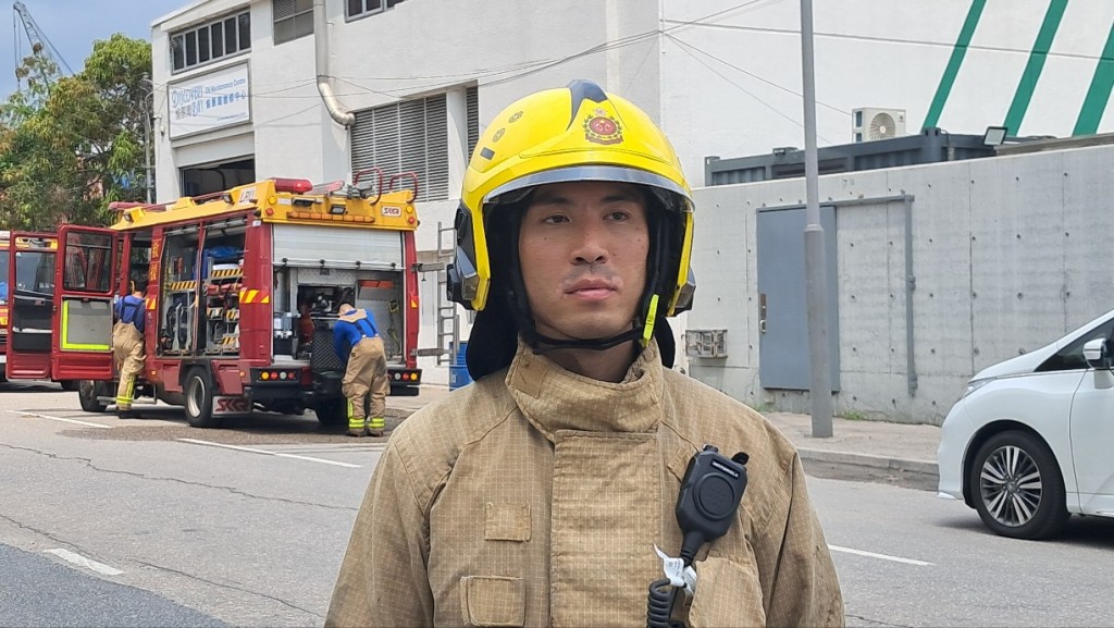 青衣消防局分队主管高级消防队长梁灏瑜讲述救火情况。林思明摄