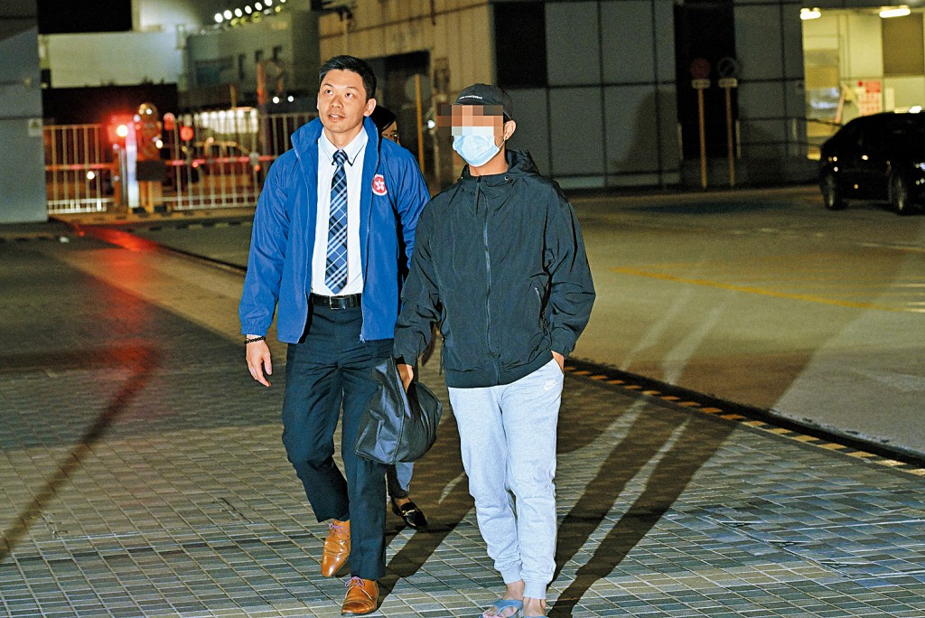 早前被誘騙到東南亞被逼從事詐騙工作的男子（右）安全返港，在記者會現身供傳媒拍攝。