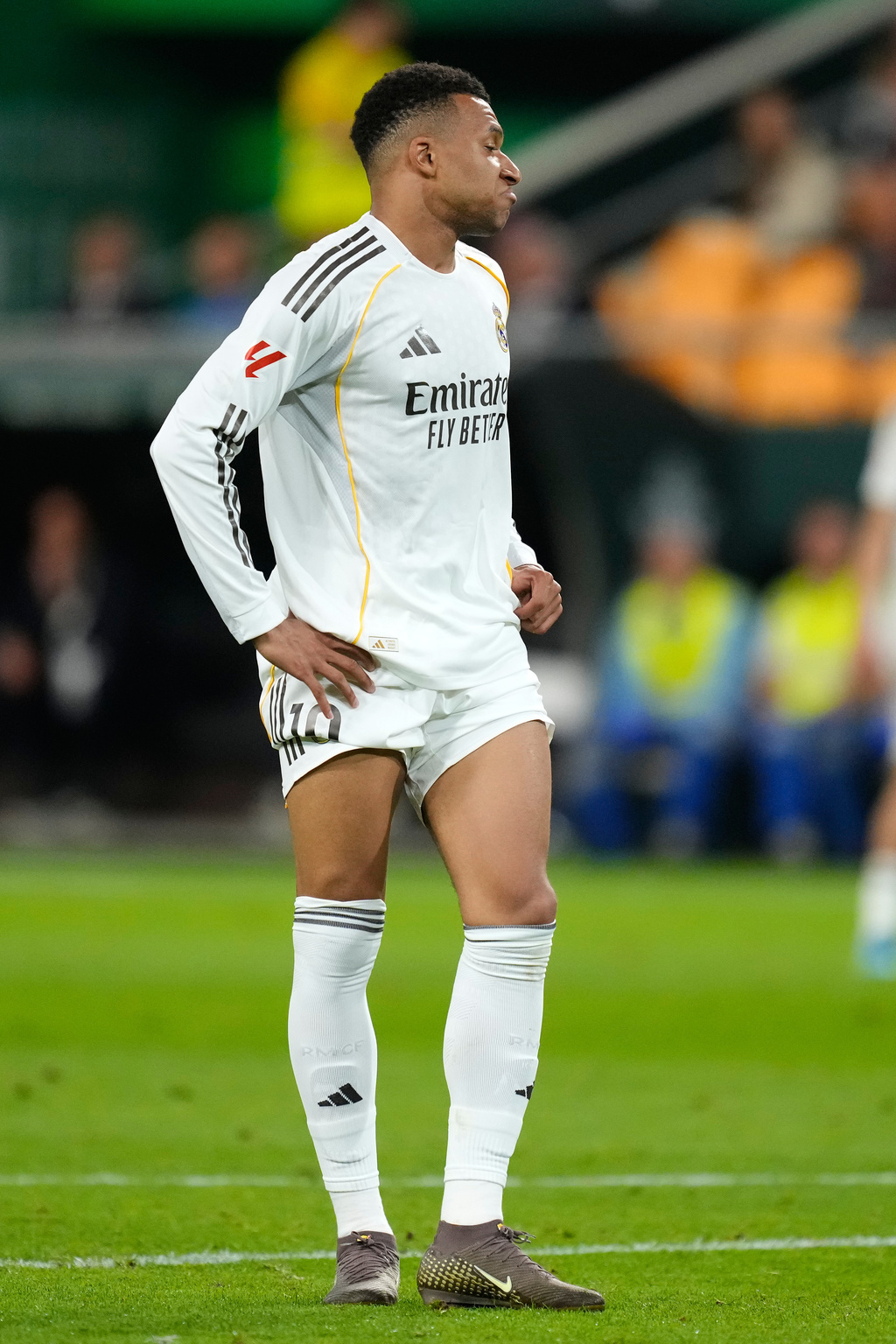 麥巴比主動向場邊示意需要被換。美聯社