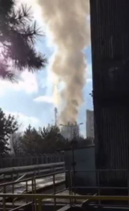 韓國忠清南道泰安郡一火電廠發生爆炸,有濃煙從廠房內冒出。 韓國忠清南道泰安郡一火電廠發生爆炸,有濃煙從廠房內冒出。