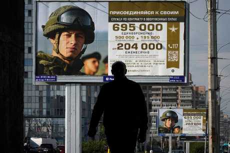 聖彼得堡市可見街上豎起一幅幅宣傳俄軍合同兵役的廣告牌。美聯社