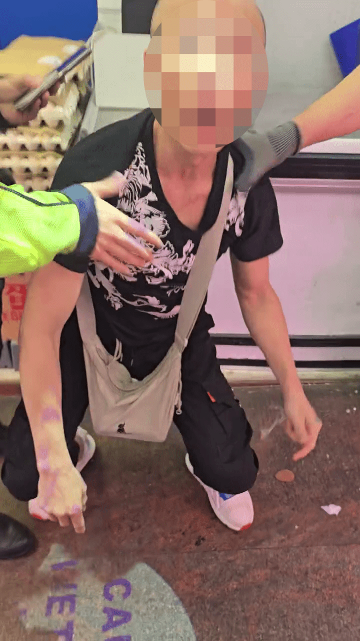 贼人恼羞成怒突然暴起，冲向目击者。