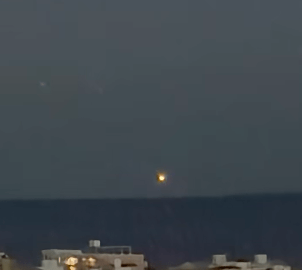 有段時間,海面上空只剩下一個光點。 有段時間,海面上空只剩下一個光點。