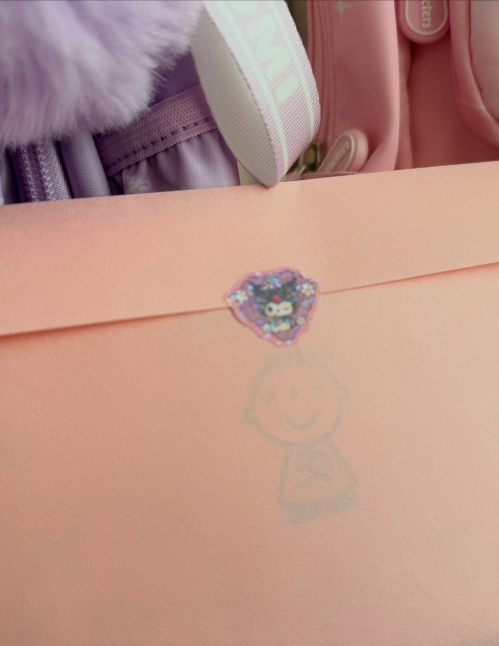 信封上貼有小女孩喜歡的Kuromi貼紙，細節盡顯溫柔。