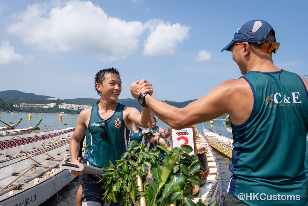香港海關龍舟隊今天（3日）參加了一年一度「赤柱龍舟熱身賽」的紀律部隊盃及公開混合標準龍賽事。香港海關Fb圖片