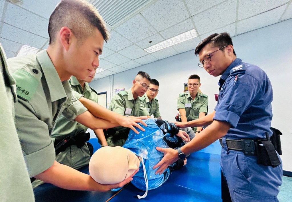 學警實務訓練組教官鍾逸豪(右一)通過實務演練,幫助學警將知識轉化為實際執法能力。 學警實務訓練組教官鍾逸豪(右一)通過實務演練,幫助學警將知識轉化為實際執法能力。
