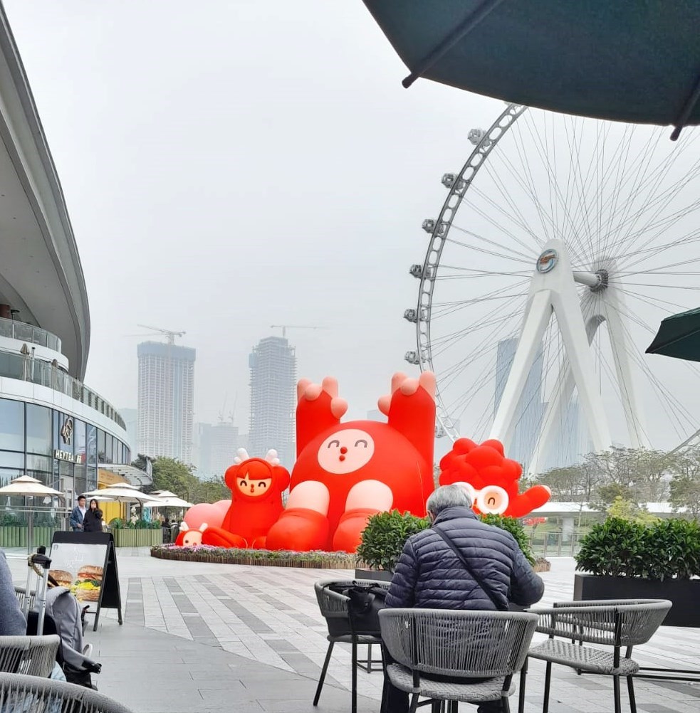 咖啡店露天茶座有摩天輪景。 咖啡店露天茶座有摩天輪景。 