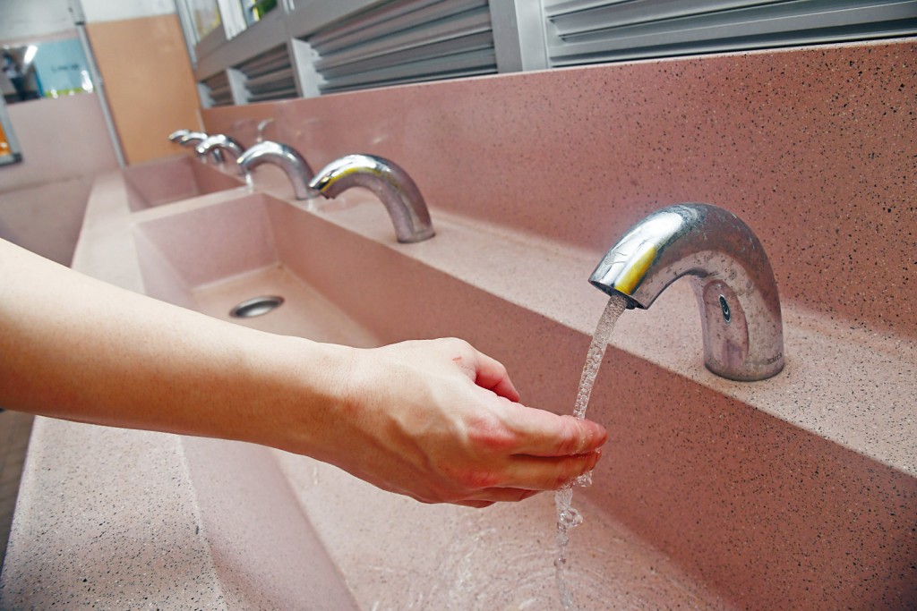 紅外線感應式水龍頭控制出水量，有效減少浪費食水。