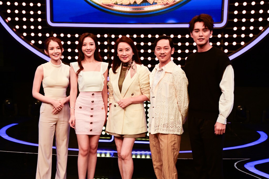 TVB台庆剧《新闻女王》一众演员为《思家大战》录影。
