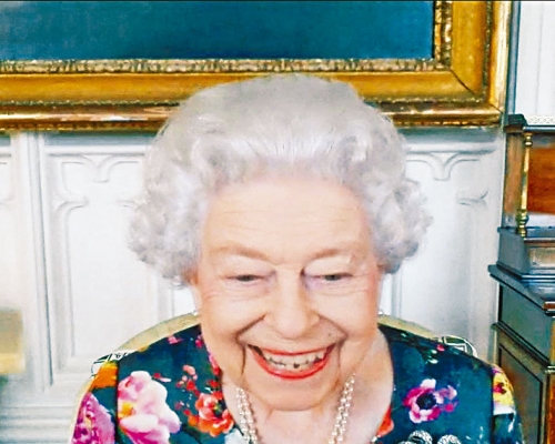 ■英女皇上周四在白金漢宮透過視像與外界聯繫。