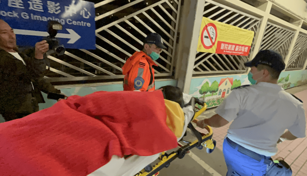 少女送院时陷入昏迷。曾志恒摄