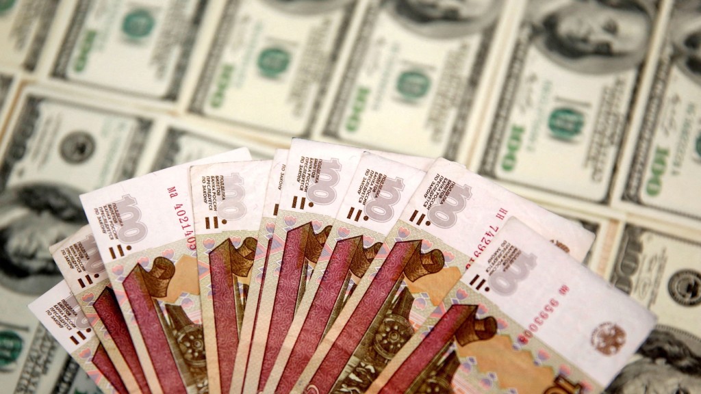 俄羅斯盧布兌美元跌破100大關。 路透社