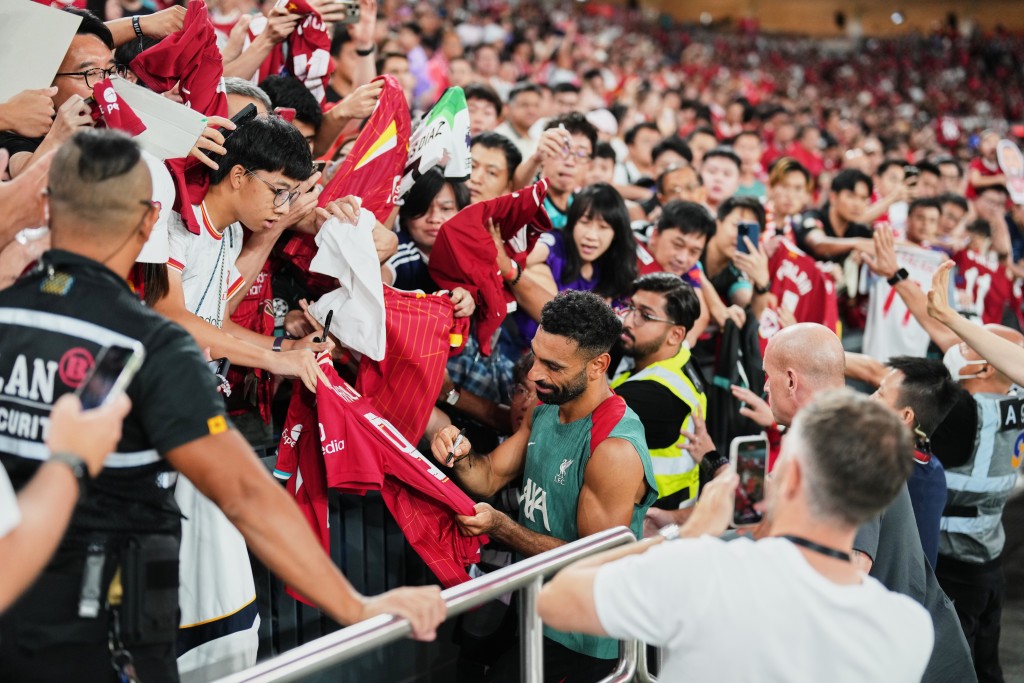 利物浦球星沙拿為球迷的球衣簽名。TEG Sport提供