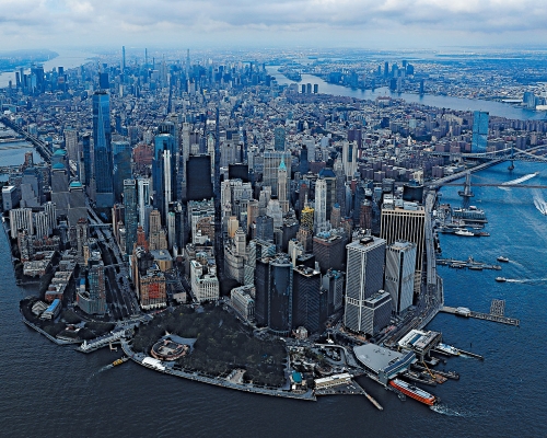 ■颶風「亨利」上周六來襲前，紐約曼克頓上空烏雲密布。「亨利」周日減弱為熱帶風暴。