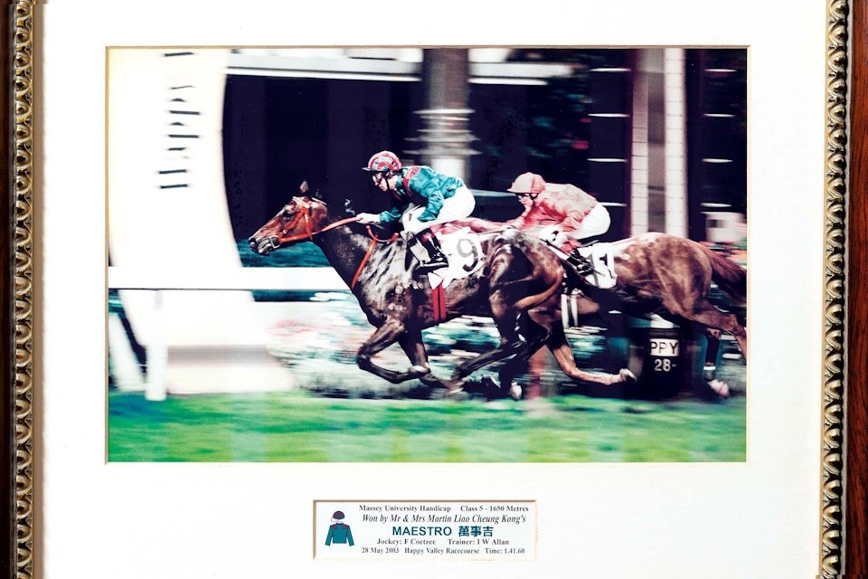 主席廂房內掛了「萬事吉」英姿凜凜衝刺一刻的照片。