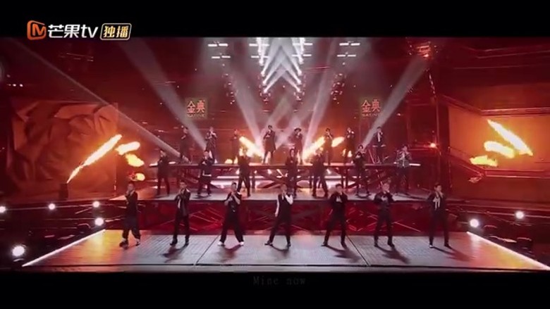 現場有噴火效果,勁度十足。