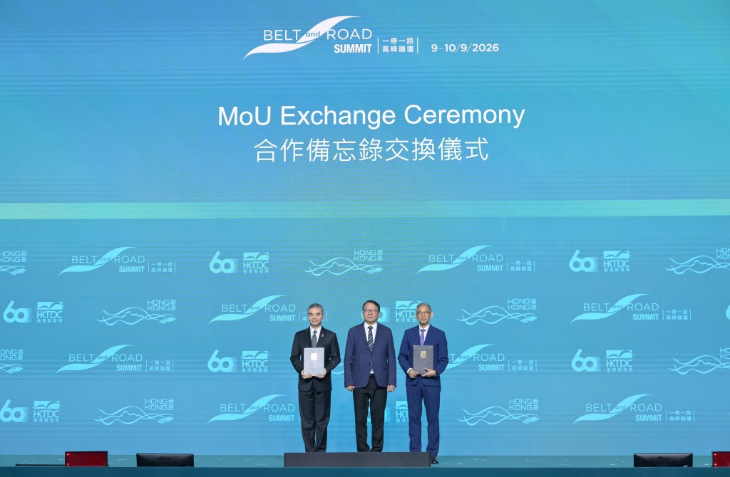 政務司司長陳國基(中)見證廉政專員胡英明(右)與泰國公共部門反貪委員會秘書長Mr Bhumivisan Kasemsook(左)進行合作備忘錄交換儀式。 政務司司長陳國基(中)見證廉政專員胡英明(右)與泰國公共部門反貪委員會秘書長Mr Bhumivisan Kasemsook(左)進行合作備忘錄交換儀式。