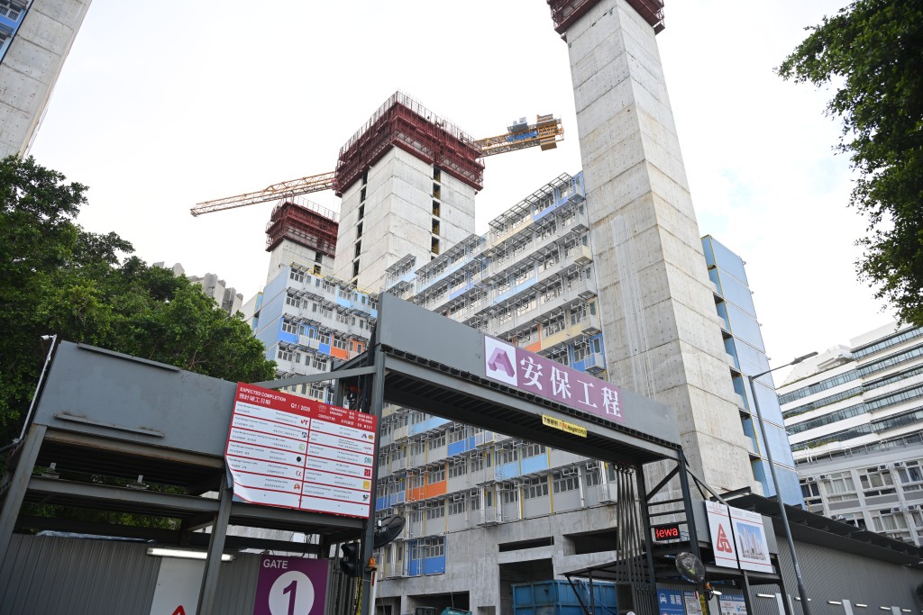  建築署主動巡查3個地盤約4000個螺絲，發現當中有6%被剪短。劉駿軒攝