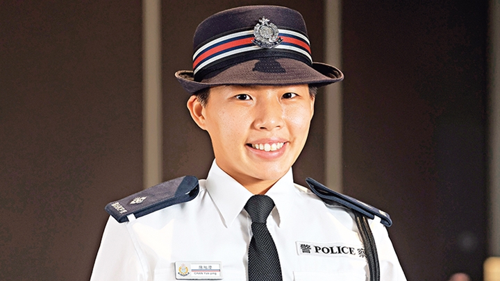 督察陳旭瀅在警察學院受訓時表現優秀並獲頒榮譽警棍。《警聲》圖片