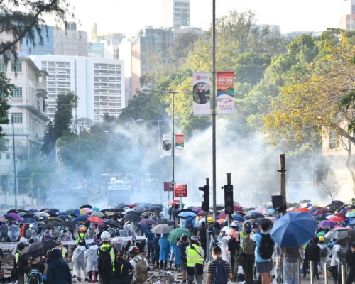 警方警告任何人留守及協助或犯暴動罪。