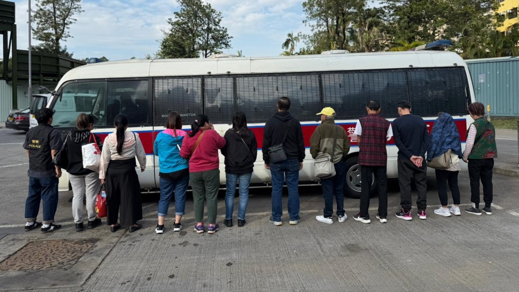 警破上水地下竹館 拘負責人及12賭客。警方圖片