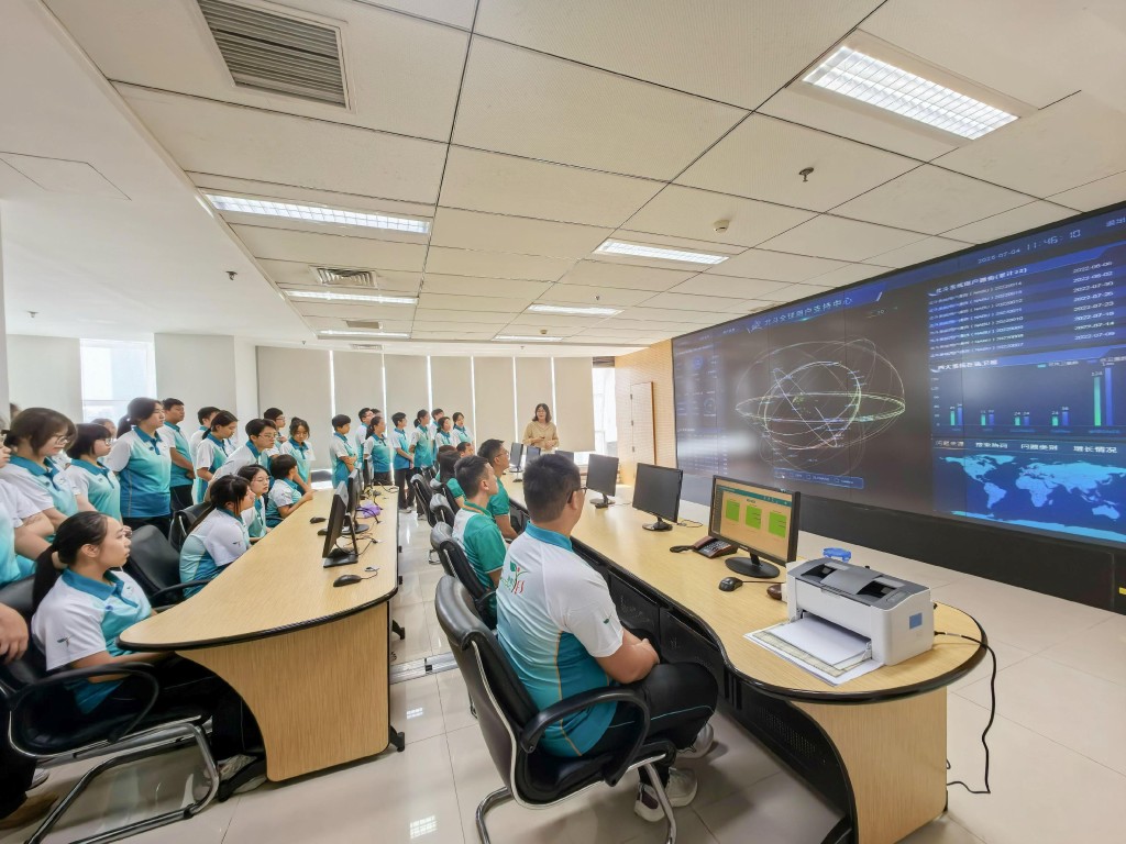 「海關青年領袖團步操及護旗專隊」成員到訪中國航天電子技術研究院。政府新聞處 「海關青年領袖團步操及護旗專隊」成員到訪中國航天電子技術研究院。政府新聞處