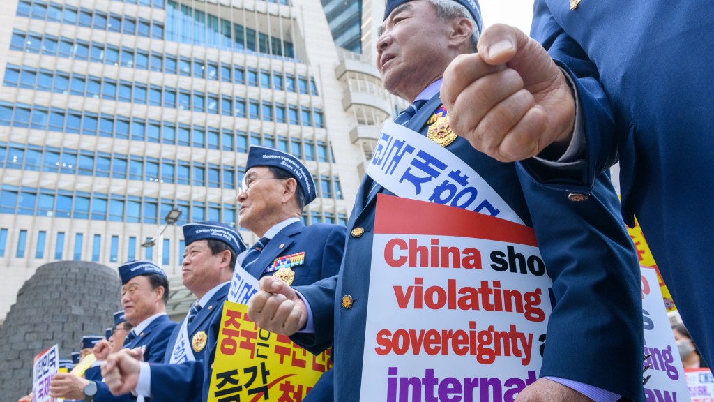 2025年4月，南韩退伍军人协会抗议中国在黄海安装钢结构建筑，要求斥除。 路透社