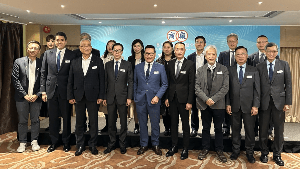 史立德(前排右五)海外客戶訂單普遍較為保守,料最快要到下半年才有轉機。何嘉敏攝