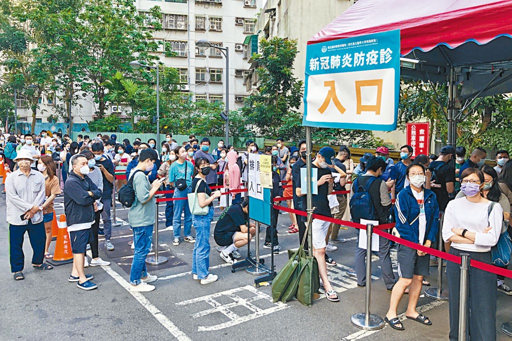 新北市一所醫院昨天排滿候診人潮。