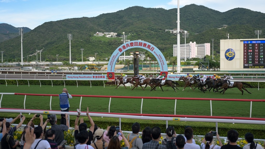  酷熱天氣下過度運動，馬匹也頂唔順。