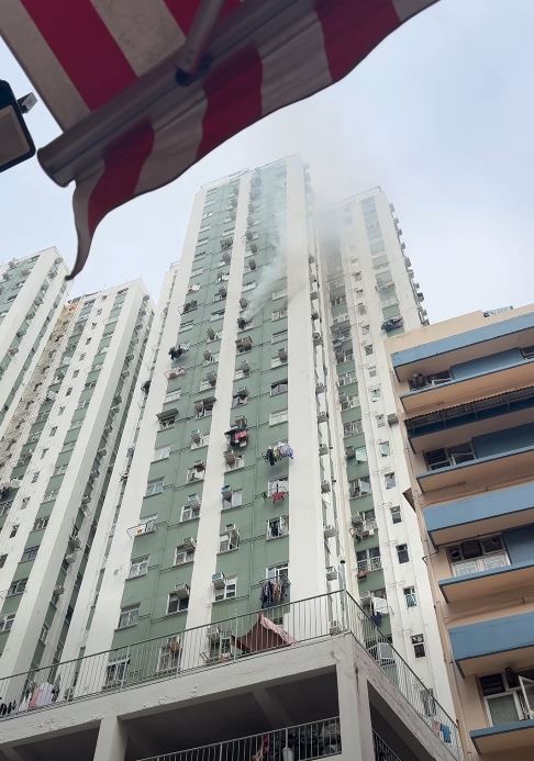 筲箕灣東威大廈發生火警，3座一單位冒出濃煙。fb筲箕灣西灣河關注組影片截圖