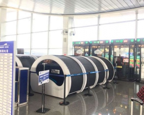 機場引入的50個「睡眠盒子」有如迷你睡眠艙，艙內設置梳化、環境模擬音響及USB充電位等。

