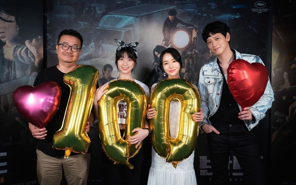 在疫下仍能獲觀眾入場支持，導演與演員一同慶祝。